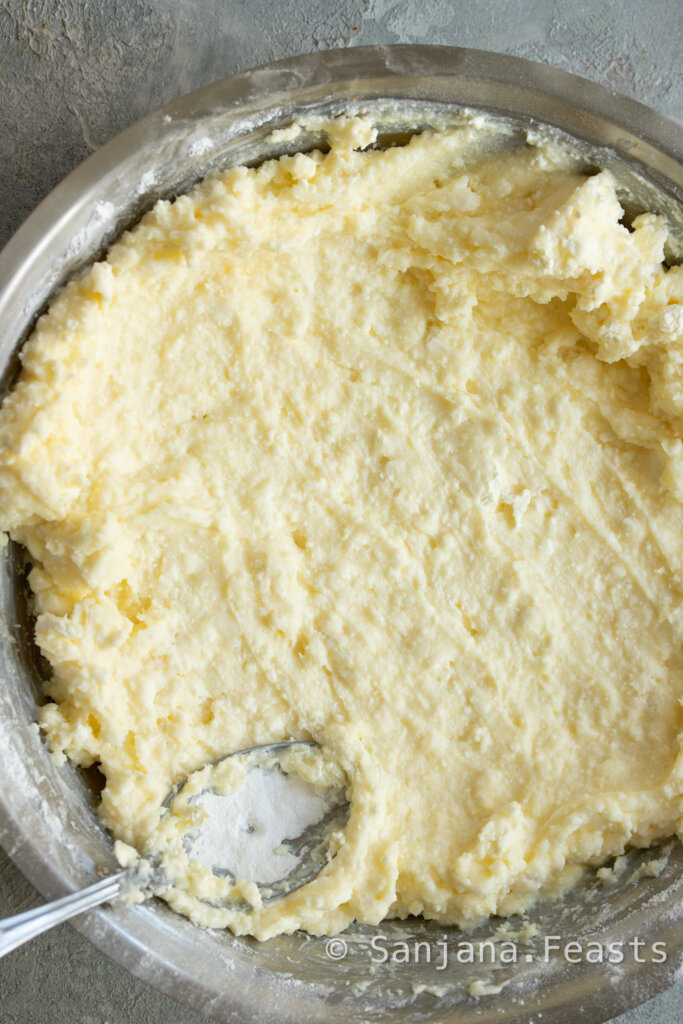 strained yoghurt with sugar
