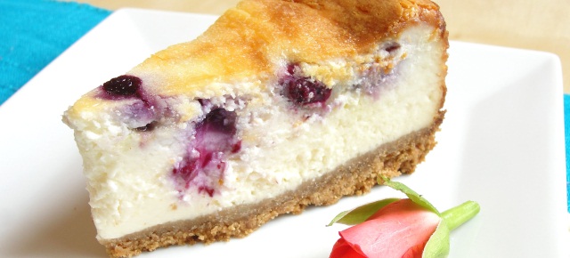 Eggless Blueberry and White Chocolate Baked Cheesecake