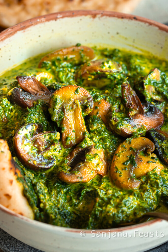 How to make spinach and mushroom curry