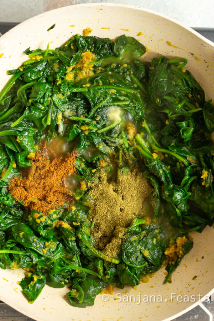 add the ground spinach to the curry