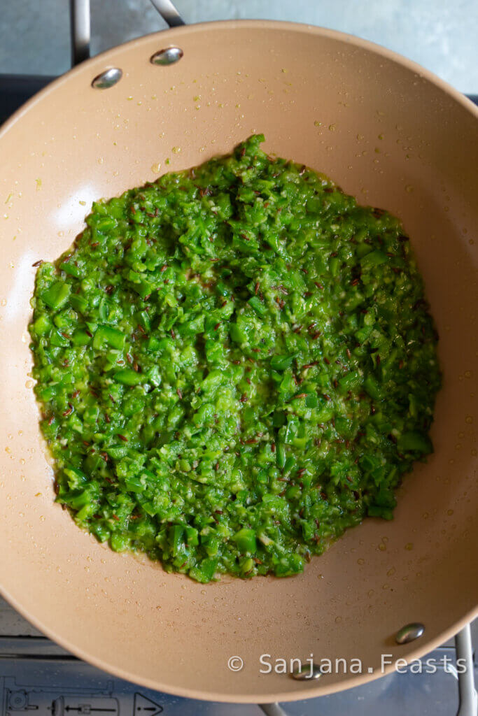 A vibrant green base for your curry