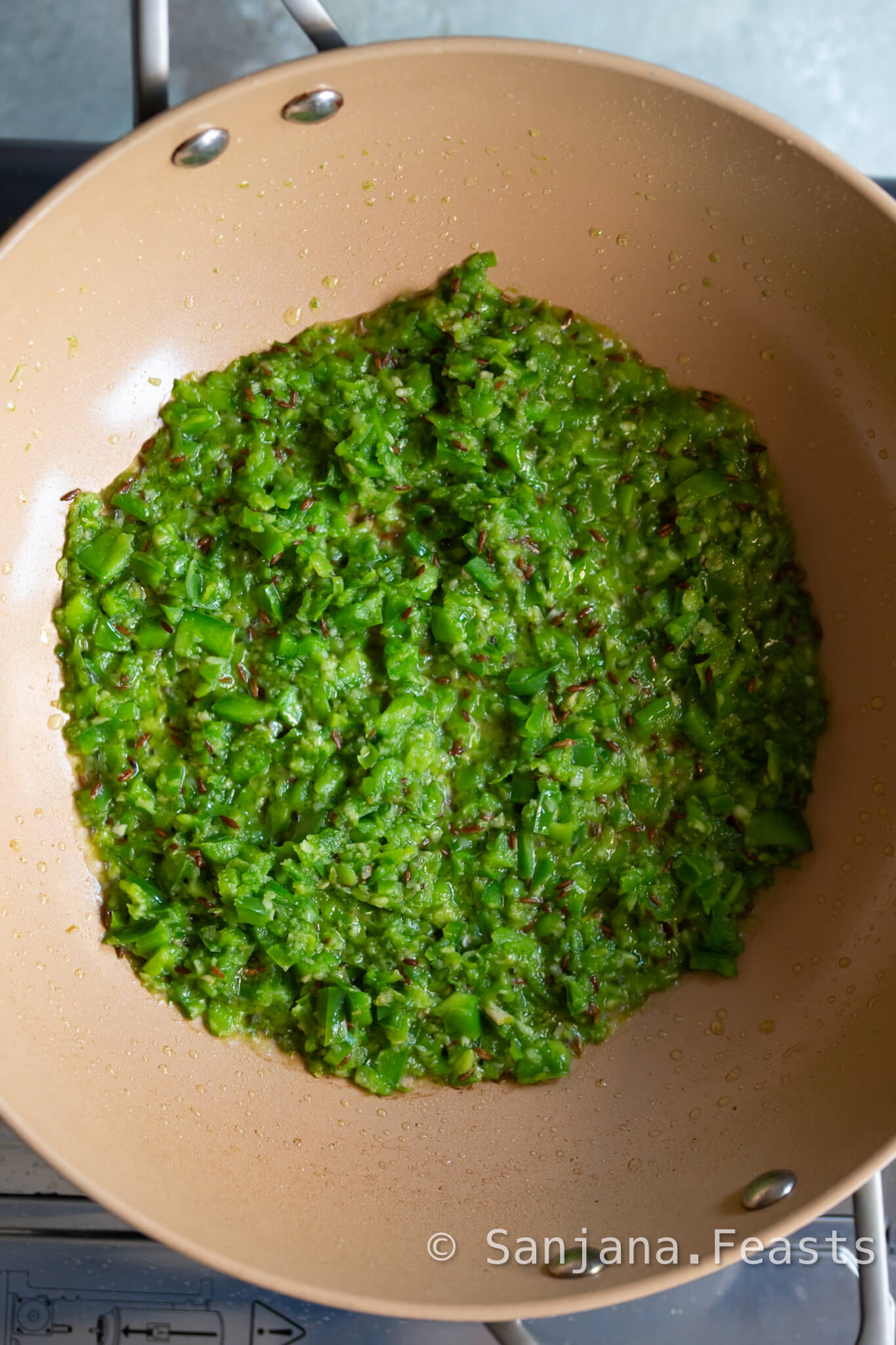 A vibrant green base for your curry